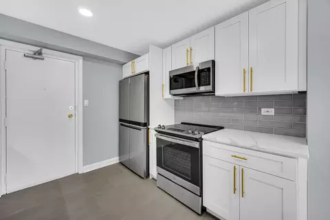 Kitchen - 1915 Tanglewood Dr #2D, Glenview, IL 60025 photo 2 of 4