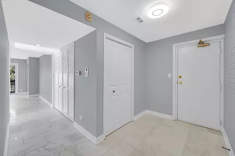 Entry Way - 1915 Tanglewood Dr #2D, Glenview, IL 60025 photo 1 of 1