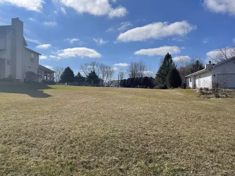 95 Holiday Dr, Lake Holiday, IL 60552