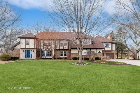 7 Fox Hunt Trl, Hawthorn Woods, IL 60047