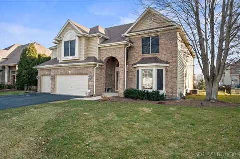 536 Moose Lake Dr, North Aurora, IL 60542
