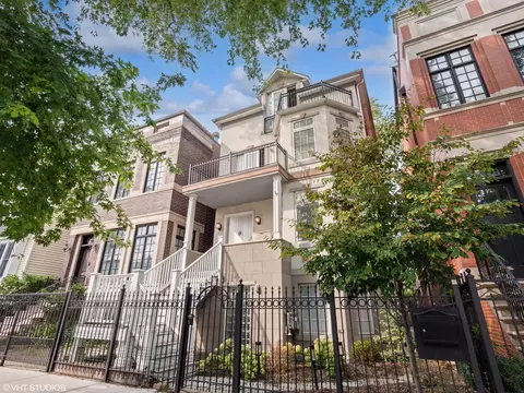1422 W Barry Ave, Chicago, IL 60657