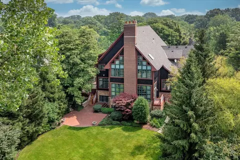1108 Astor Pl, Glencoe, IL 60022