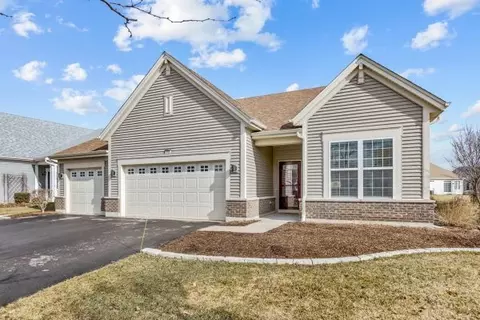 936 Scottsdale Dr, Pingree Grove, IL 60140