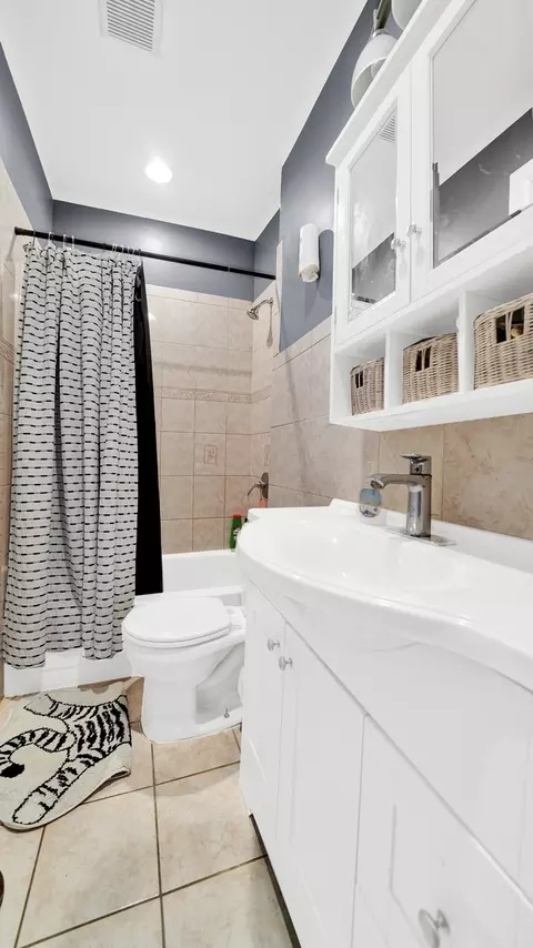 Bath - Undisclosed, Chicago, IL 60609 photo 3 of 3
