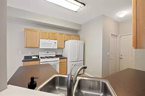 Kitchen - 3103 Bromley Ln, Aurora, IL 60502 photo 4 of 5