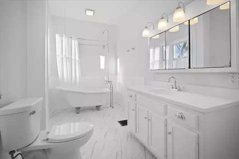 Bath - 107 Packard St, Bloomington, IL 61701 photo 1 of 2