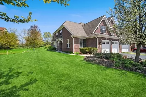 2136 Washington Dr, Northbrook, IL 60062