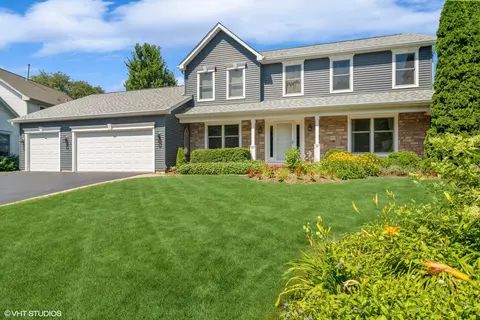 220 Moraine Hill Dr, Cary, IL 60013