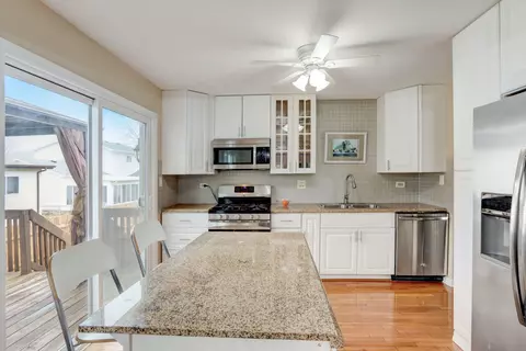 Kitchen - 1475 Westbury Dr, Hoffman Estates, IL 60192 photo 1 of 4