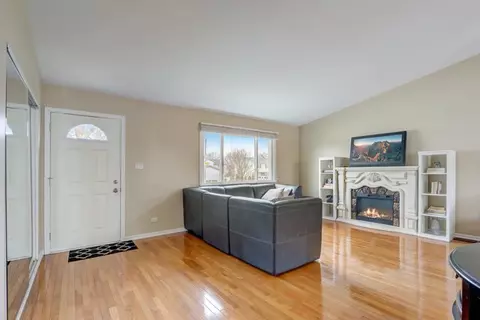 Living - 1475 Westbury Dr, Hoffman Estates, IL 60192 photo 1 of 3