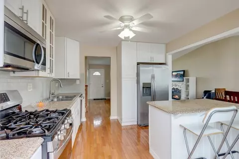 Kitchen - 1475 Westbury Dr, Hoffman Estates, IL 60192 photo 2 of 4