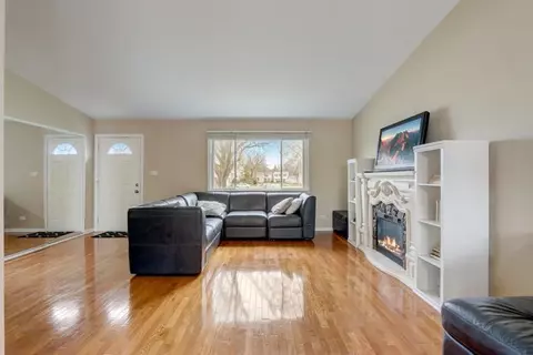 Living - 1475 Westbury Dr, Hoffman Estates, IL 60192 photo 2 of 3