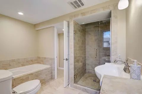 Bath - 1475 Westbury Dr, Hoffman Estates, IL 60192 photo 4 of 5