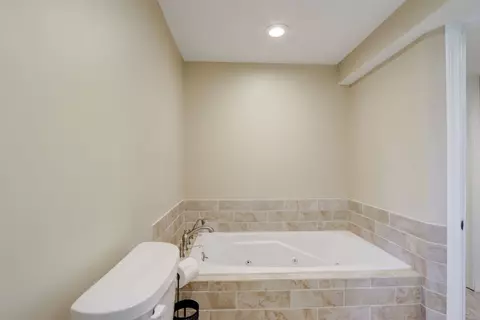 Bath - 1475 Westbury Dr, Hoffman Estates, IL 60192 photo 5 of 5