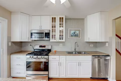 Kitchen - 1475 Westbury Dr, Hoffman Estates, IL 60192 photo 4 of 4