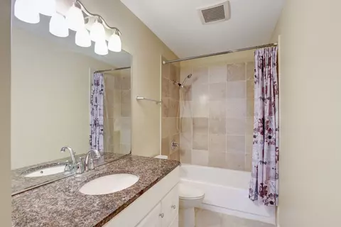 Bath - 1475 Westbury Dr, Hoffman Estates, IL 60192 photo 1 of 5