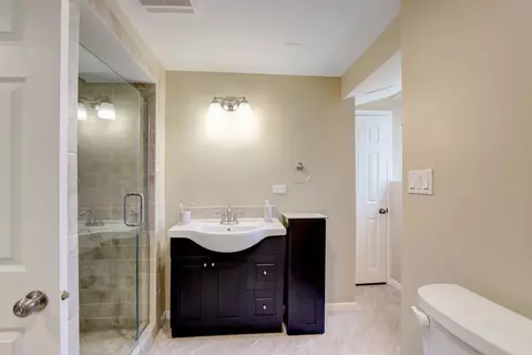 Bath - 1475 Westbury Dr, Hoffman Estates, IL 60192 photo 3 of 5