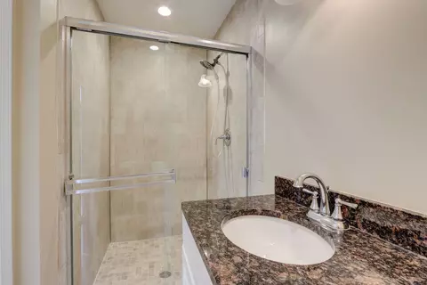Bath - 1475 Westbury Dr, Hoffman Estates, IL 60192 photo 2 of 5
