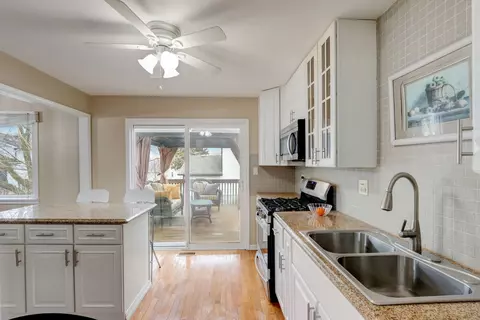 Kitchen - 1475 Westbury Dr, Hoffman Estates, IL 60192 photo 3 of 4