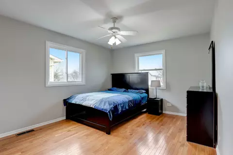 Bedroom - 1475 Westbury Dr, Hoffman Estates, IL 60192 photo 3 of 5