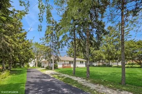 12 E 60th St, Westmont, IL 60559