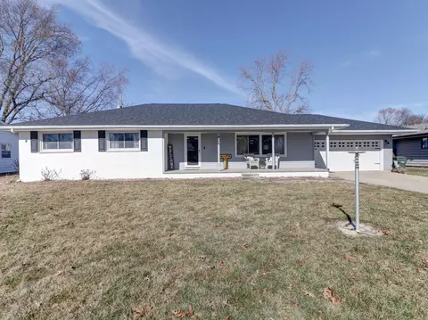 304 Douglas Dr, Tuscola, IL 61953