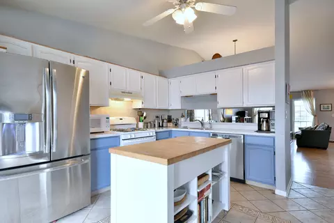 Kitchen - 692 Packard Dr, Elgin, IL 60120 photo 3 of 4