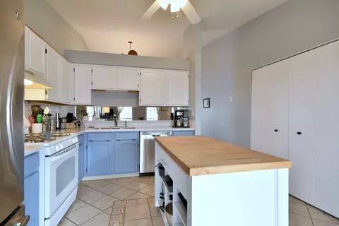 Kitchen - 692 Packard Dr, Elgin, IL 60120 photo 4 of 4