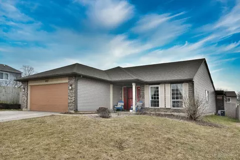 692 Packard Dr, Elgin, IL 60120