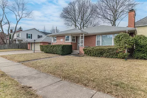 220 Wildwood Rd, Lake Forest, IL 60045