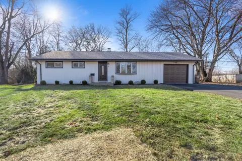 8 Hollycourt Ter, Lake Zurich, IL 60047