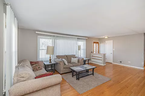 Living - 900 Devon Ave, Park Ridge, IL 60068 photo 2 of 4