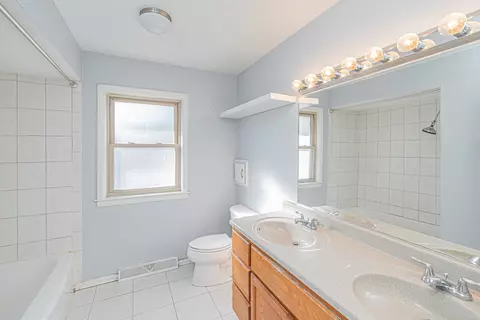Bath - 900 Devon Ave, Park Ridge, IL 60068 photo 1 of 2