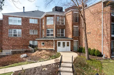 540 Biesterfield Rd #113, Elk Grove Village, IL 60007