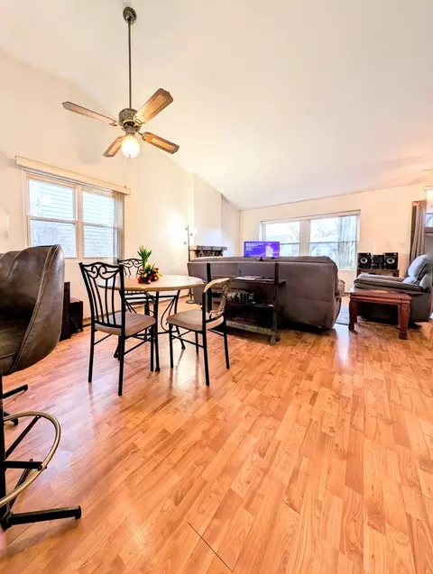662 Natoma Dr, Elgin, IL 60120 photo 3