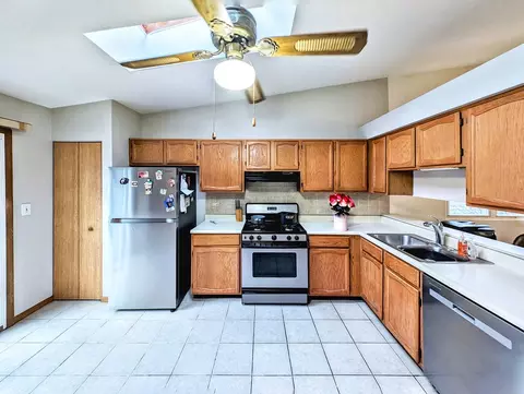 662 Natoma Dr, Elgin, IL 60120 photo 2