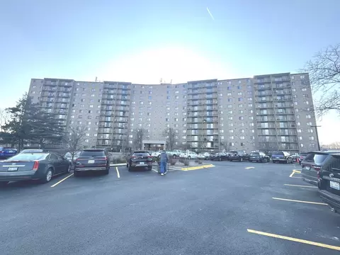 6340 Americana Dr #808, Willowbrook, IL 60527
