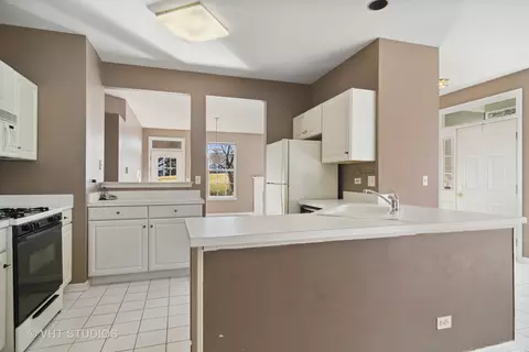 607 Howard Ave, East Dundee, IL 60118 photo 4