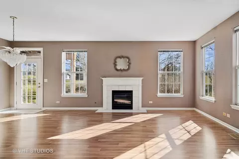 607 Howard Ave, East Dundee, IL 60118 photo 2