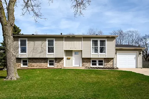 8015 Westview Ln, Woodridge, IL 60517