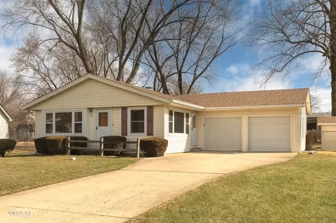 86 Ashlawn Ave, Oswego, IL 60543