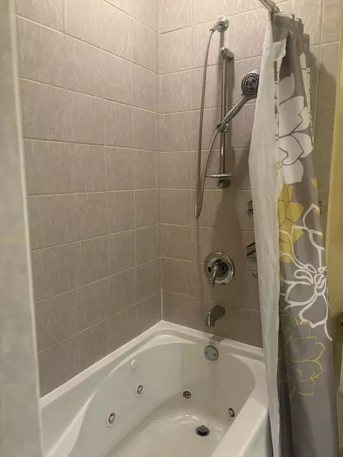 Bath - 3909 Shakespeare Ave, Lyons, IL 60534 photo 8 of 11