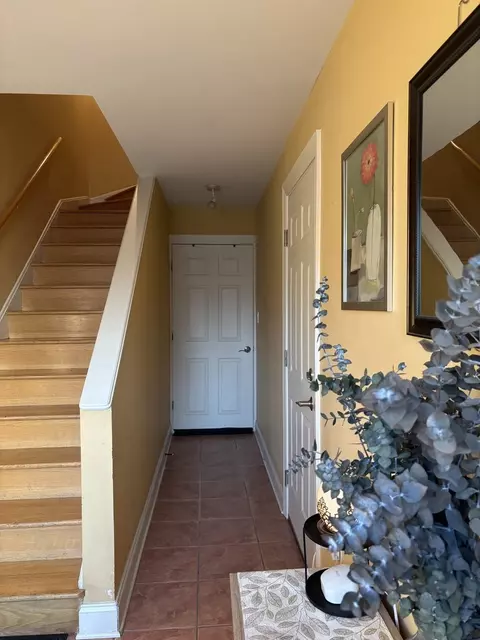 Entry Way - 3909 Shakespeare Ave, Lyons, IL 60534 photo 2 of 8