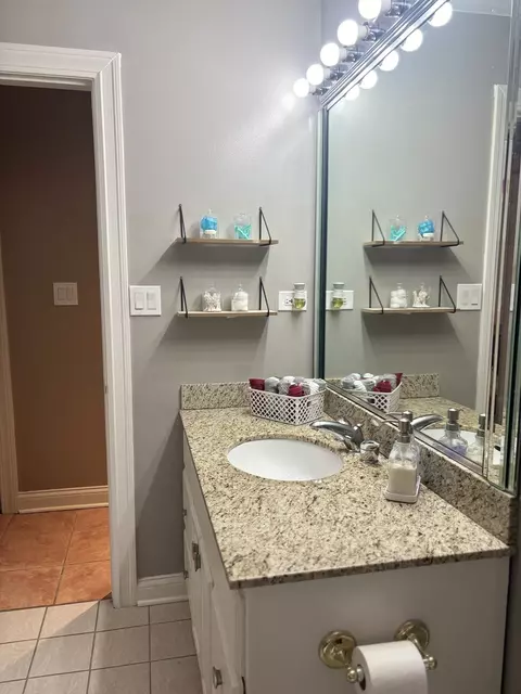 Bath - 3909 Shakespeare Ave, Lyons, IL 60534 photo 3 of 11