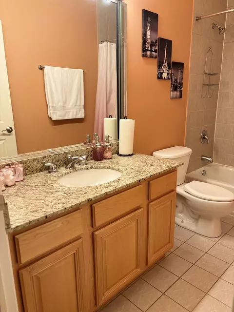 Bath - 3909 Shakespeare Ave, Lyons, IL 60534 photo 10 of 11
