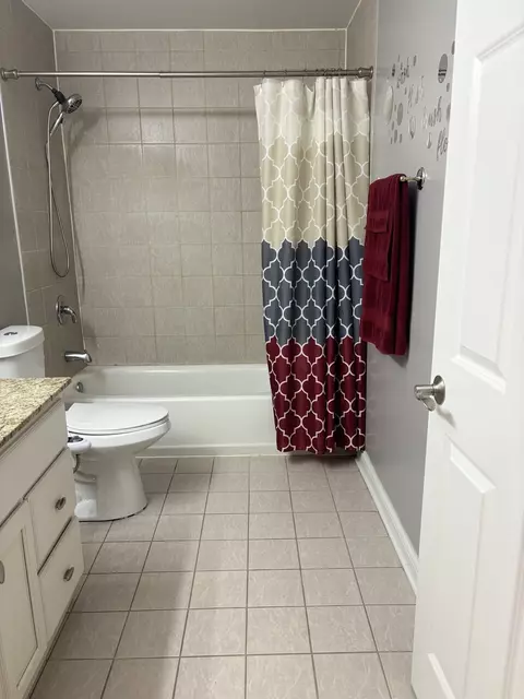 Bath - 3909 Shakespeare Ave, Lyons, IL 60534 photo 1 of 11