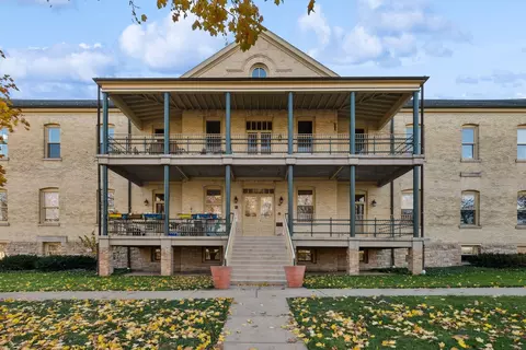 94 S Leonard Wood Ave #102, Highland Park, IL 60035