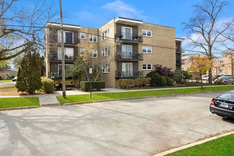 4735 Grove St #202, Skokie, IL 60076