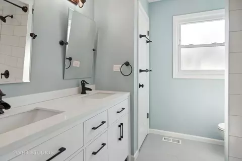 Bath - 1355 Picardy Ln, Hoffman Estates, IL 60192 photo 3 of 5